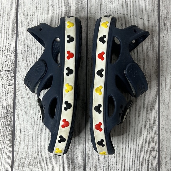 🔹 Crocs Crocband II Disney Mickey Mouse Sandals - Picture 3 of 6